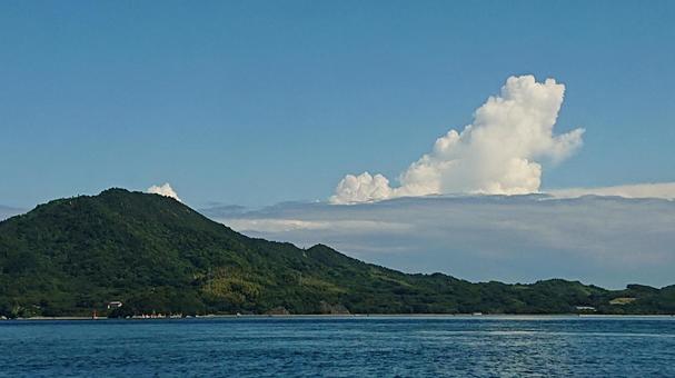 雲の上を歩く怪獣 雲の上を歩く怪獣の写真