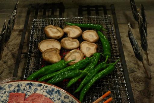 囲炉裏で野菜を焼く 囲炉裏で野菜を焼くの写真