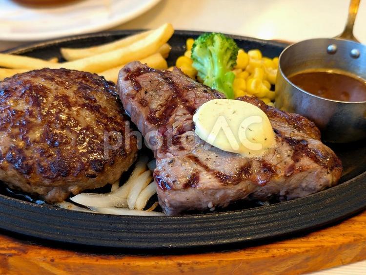 ファミレスのハンバーグとステーキ ハンバーグ,ステーキ,ファミレスの写真素材