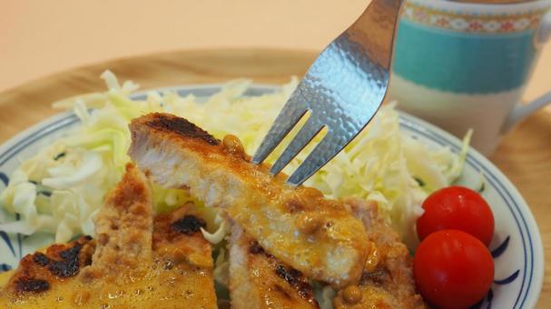 手作り・ポークソテー納豆ソースかけ ポークソテー,ポークソテー納豆かけ,納豆ソースの写真素材