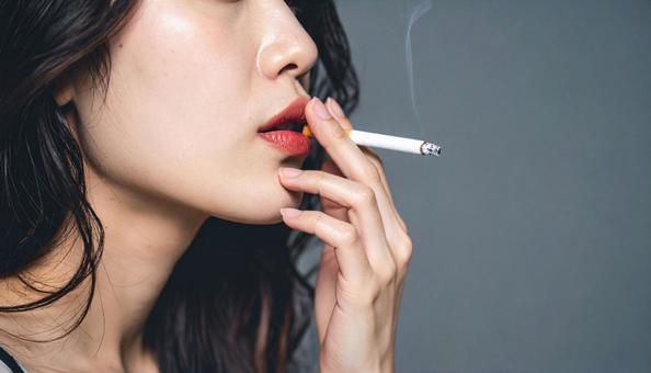 喫煙する若い日本人女性の口元 喫煙する若い日本人女性の口元の写真