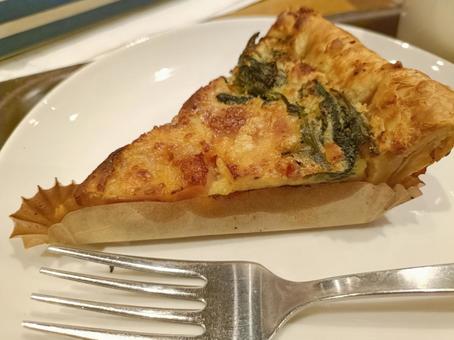 キッシュ キッシュ キッシュ,食べ物,軽食の写真素材