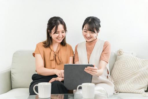 タブレットでショッピング,動画を見る女性 タブレットでショッピング,動画を見る女性 タブレット,友達,ネットショッピングの写真素材