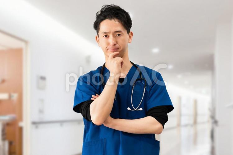 真剣な表情で考える医療スタッフの男性 男性,医療,医者の写真素材