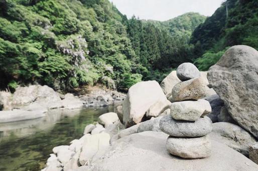 川 石 タワー 遊び 川 石 タワー 遊びの写真