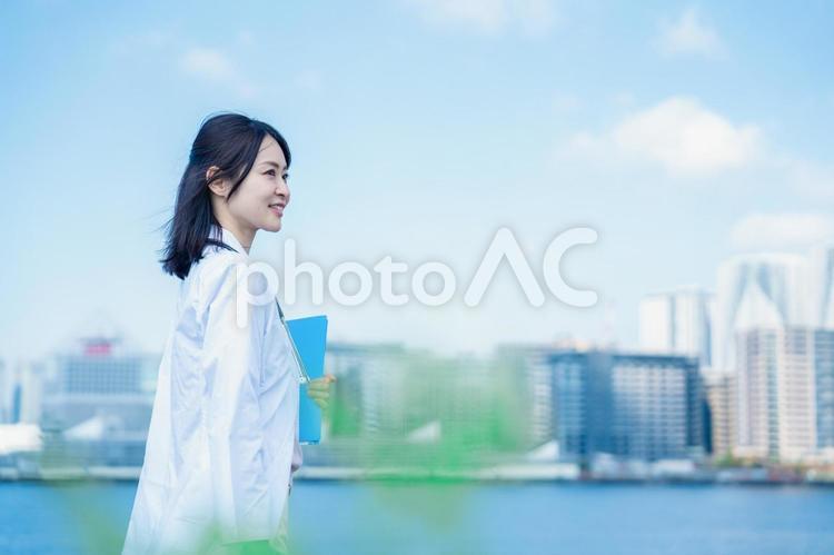 笑顔で外を歩く女性のドクター クリニック,採用,ビューティークリニックの写真素材