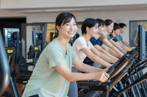 スポーツジムでトレーニングをする若い男女 スポーツジム,フィットネス,ダイエットの写真素材