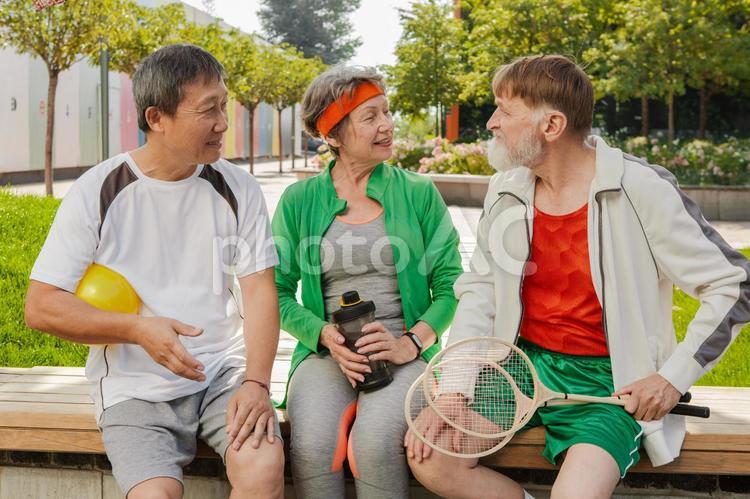 スポーツウェアを着てベンチに座って話しているシニア シニア,スポーツ,男女の写真素材