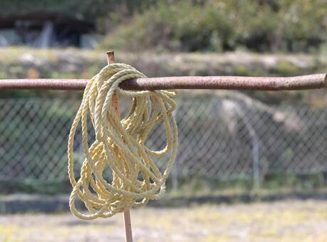 錆びた鉄の支柱に吊るされた作業ロープ ロープ,縄,柵の写真素材