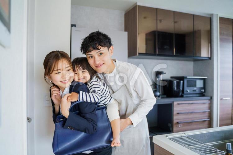 仕事に行くママにおんぶする女の子とパパ 日本人,人物,家族の写真素材