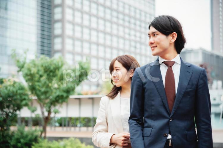都会のビジネスマン、ビジネスウーマン（横顔） ビジネス,ビジネスマン,スーツの写真素材