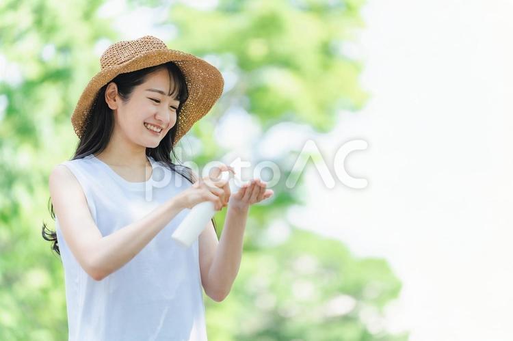 クリームを塗る女性（日焼け止め・虫除け） 日焼け止め,虫除け,クリームの写真素材