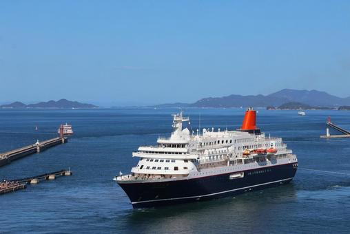 １０月中旬の高松港を出港するにっぽん丸 にっぽん丸,クルーズ船,旅客船の写真素材