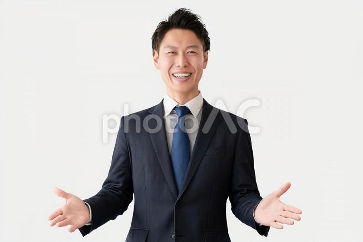 笑顔で案内する男性ビジネスマン 男性,人物,ビジネスの写真素材