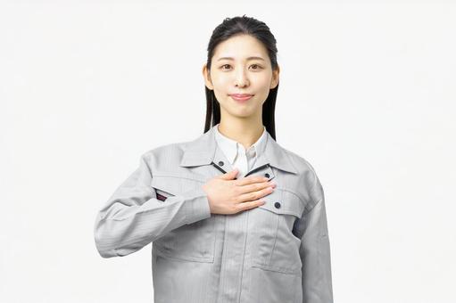 作業服を着た女性 胸に手を置く 作業服を着た女性 胸に手を置く 作業服,女性,作業員の写真素材