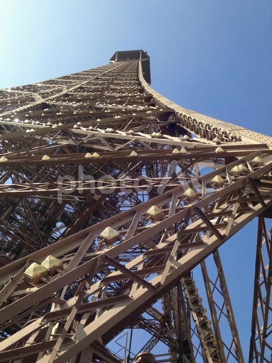 エッフェル塔を見上げる パリ,エッフェル塔,景色の写真素材