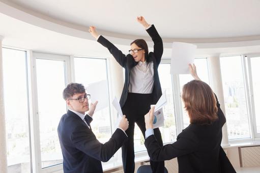 書類を持つ男性と中心で踊る女性 男女,女性,男性の写真素材
