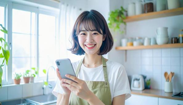 スマホでポイ活する笑顔の女性 スマホでポイ活する笑顔の女性の写真