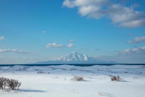 晴れ渡った青空と厳冬の利尻岳 晴れ渡った青空と厳冬の利尻岳 利尻岳,北海道,冬の写真素材