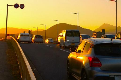 夕陽を浴びるラッシュアワー 車,ラッシュアワー,夕方の写真素材