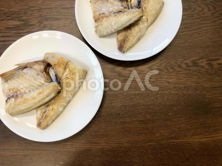 サバをフライパンで焼き、皮目こんがり。 焼き魚,コピースペース,たべものの写真素材