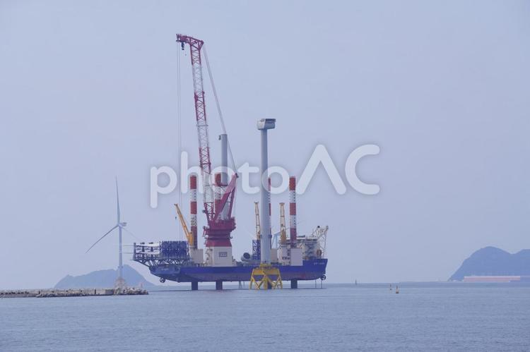 洋上風力発電機の設置工事の風景 工事,風力発電機,エコの写真素材