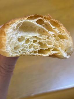 食べかけのクロワッサン パン,断面,スイーツの写真素材