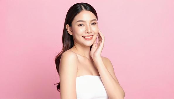 美容イメージの女性 ピンク背景 美容イメージの女性 ピンク背景の写真