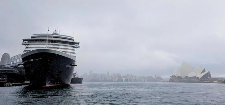豪華客船が停泊するシドニー湾の風景 豪華客船が停泊するシドニー湾の風景の写真