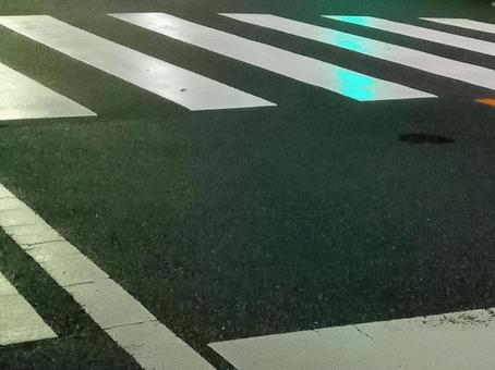 夜の横断歩道 夜の横断歩道 夜,横断歩道,歩道の写真素材