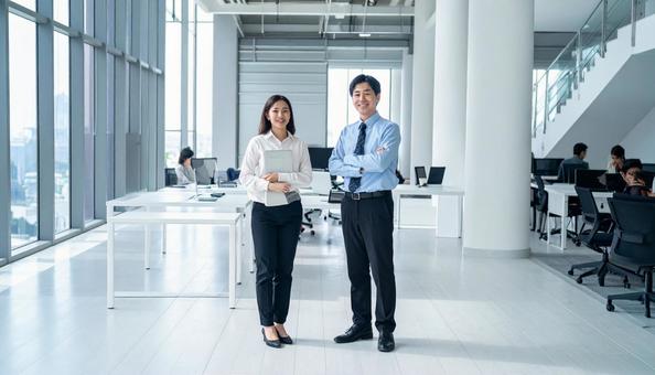 ビジネスイメージ男女のシステムエンジニアの写真