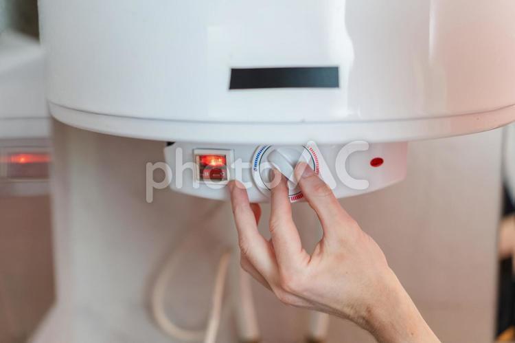 温水器の温度調節をしている手 温水器,温度,調節の写真素材