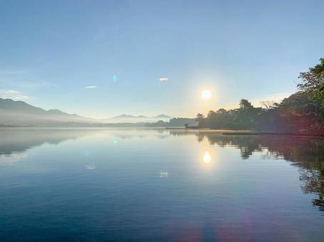山中湖で見る朝日 山中湖で見る朝日 朝焼け,山中湖,鏡面の写真素材