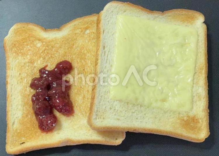 いちごジャムとチーズのトーストパン 1 昼食,いちごジャム,スライスチーズの写真素材