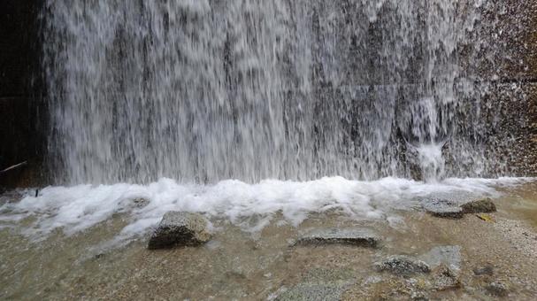 堰堤から落ちる清水⑤ 堰堤から落ちる清水⑤の写真