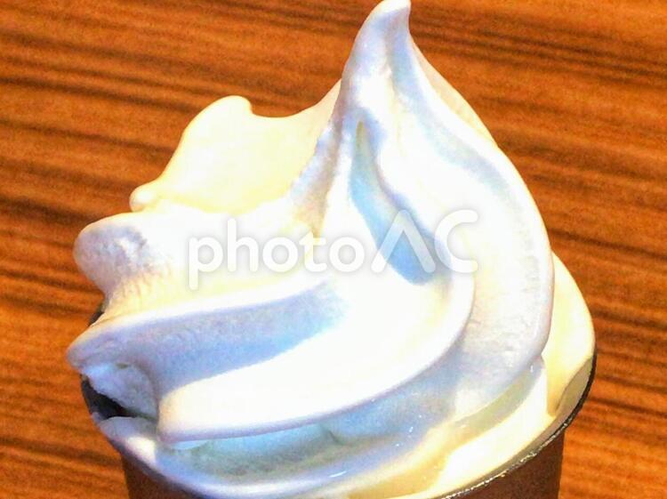 夏の暑い日にソフトクリーム ソフトクリーム,アイス,クリームの写真素材