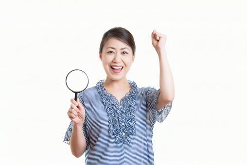 日本人女性 白背景 笑顔 虫眼鏡 日本人女性 白背景 笑顔 虫眼鏡の写真