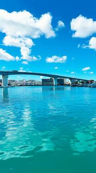 沖縄県那覇市港町 空と海と橋と船 風景 沖縄県那覇市港町 空と海と橋と船 風景の写真