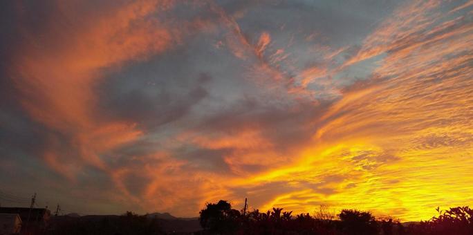 燃え立つ夕焼けとダイナミックな空 燃え立つ夕焼けとダイナミックな空の写真