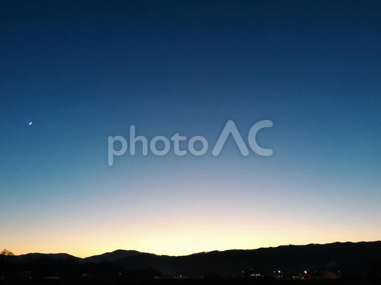 夕暮れの山並み 日暮れ,月,空の写真素材
