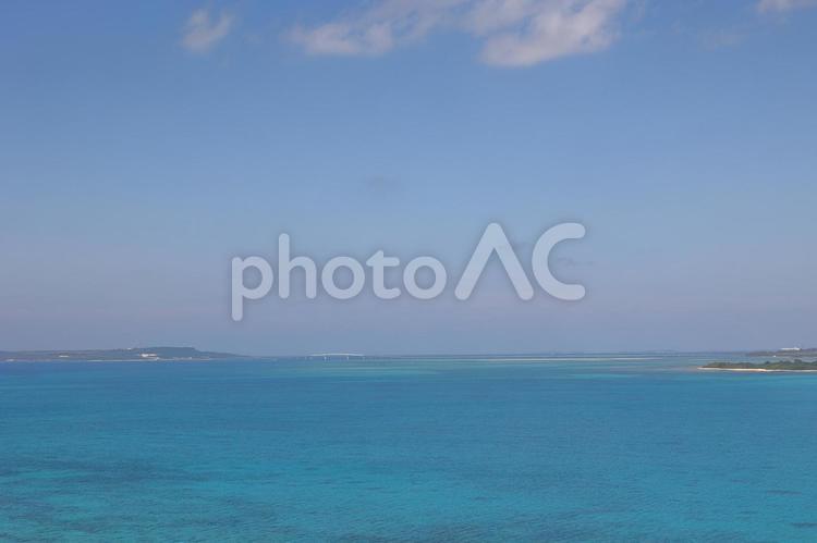 青い海の見える風景 海,リゾート,橋の写真素材