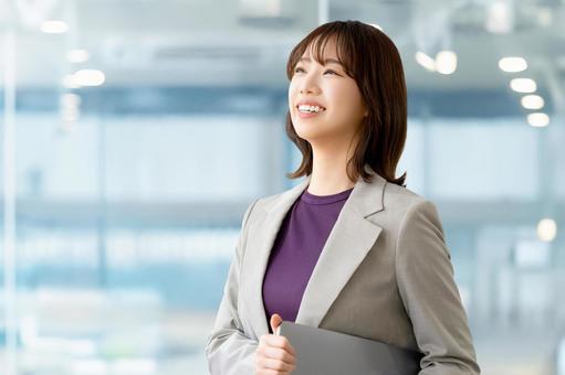 パソコンを持つ女性・ビジネスウーマン パソコンを持つ女性・ビジネスウーマン 女性,パソコン,笑顔の写真素材