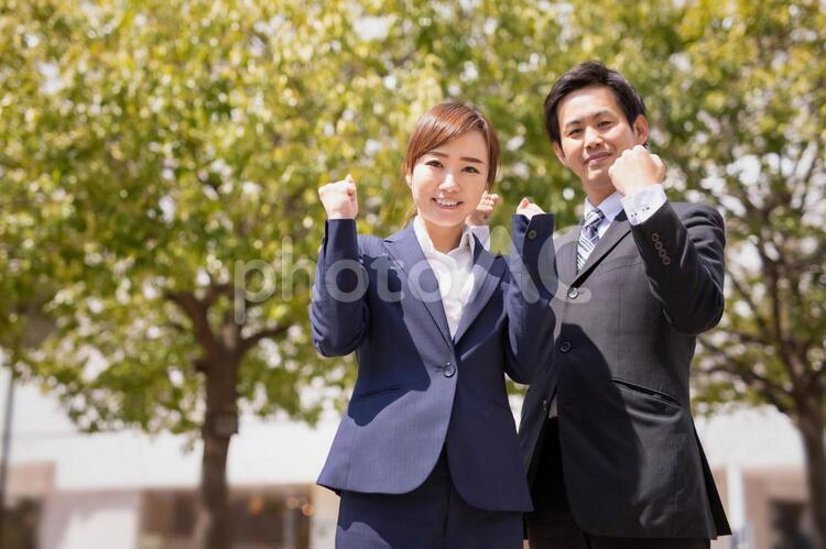 緑の中の会社員 ビジネス,ビジネスマン,就職の写真素材