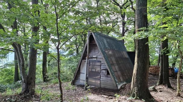 山頂の山小屋 山頂の山小屋 山小屋,小屋,トタン屋根の写真素材