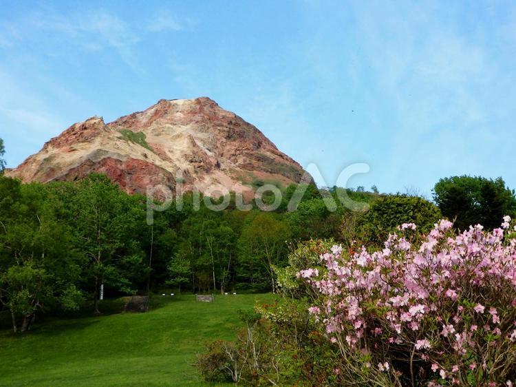 初夏の昭和新山（北海道） 昭和新山,世界ジオパーク,火山の写真素材
