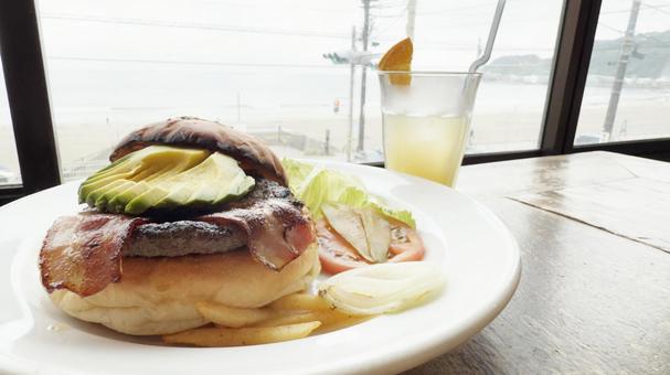 海沿い鎌倉のテラスで食べたハンバーガー 海沿い鎌倉のテラスで食べたハンバーガー ハンバーガー,カフェ,テラスの写真素材