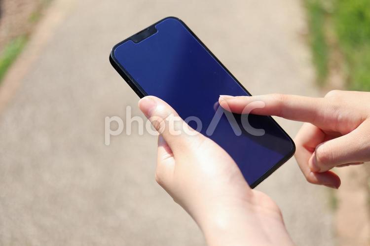 スマホで検索する仕草 手,女性の手,両手の写真素材