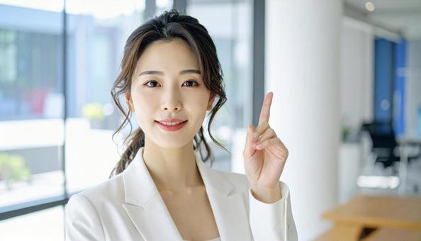 自信のある表情で指さすビジネス女性 自信のある表情で指さすビジネス女性の写真