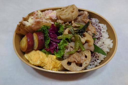 豚肉、レンコン、さつま芋のお弁当の写真