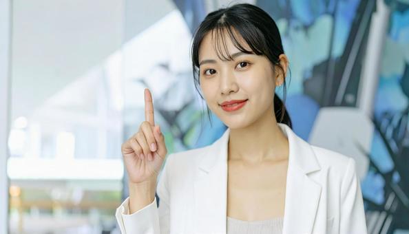 自信のある表情で指さすビジネス女性 自信のある表情で指さすビジネス女性の写真
